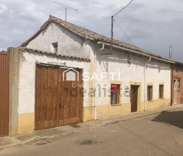 Casa de gran potencial,con patio y jardín.