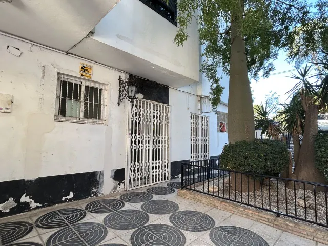 Local comercial 140m² en venta - Villamartin — 25