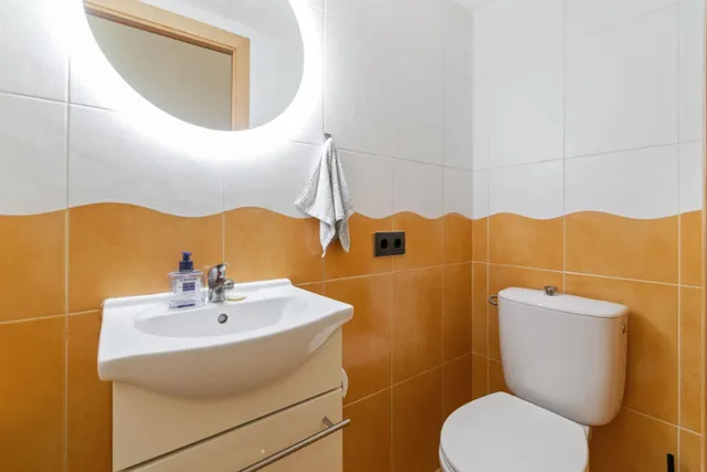Casa adosada impecable de 4 dormitorios, placas solares y excelente ubicación en Empuriabrava. — 20