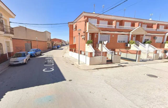 Se vende casa adosada OKUPA en Tomelloso (Ciudad Real). - foto 2
