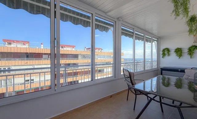 Ático reformado con vistas al mar, enorme terraza y piscina a 50 m de la playa en Torrevieja — 10