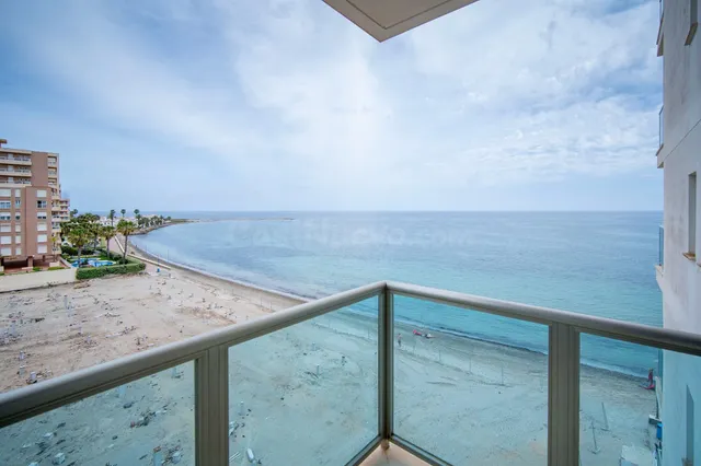 Se vende apartamento con vistas al mar, de 4 dormitorios y 3 - foto 3