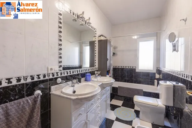Casa en Armilla con terraza, patio y amplia cochera — 28