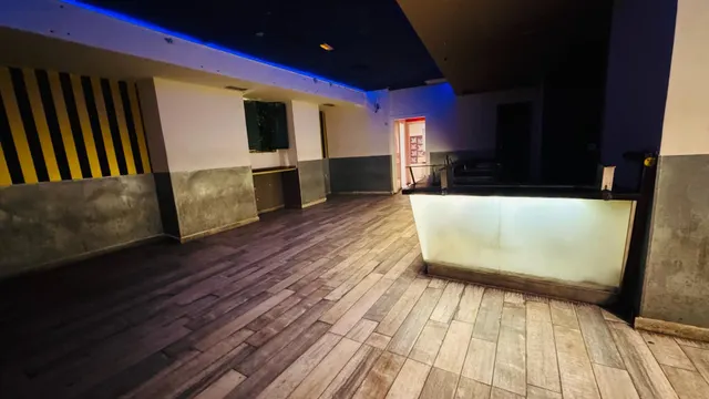 ¡Oportunidad única de inversión en la costa de Valencia! Se traspasa/vende excepcional local comercial con licencia definitiva de Pub en la codiciada Playa de Cullera. — 13