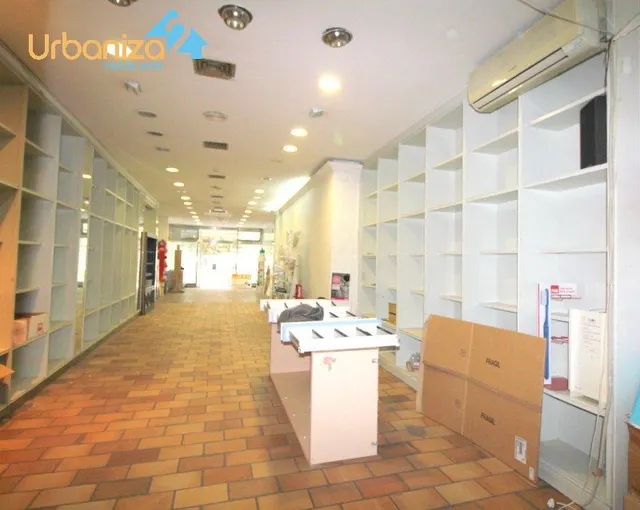 LOCAL COMERCIAL EN UNA DE LAS MEJORES  CALLES PEATONALES DE BADAJOZ . 206 m2  CON ESCAPARATES — 2
