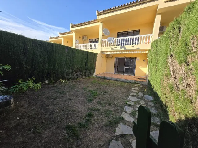 Venta de casa adosada con dos dormitorios en Torrequebrada,  - foto 2