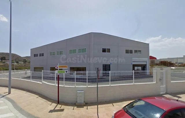 Se vende nave industrial OKUPADA en Elda (Alicante).