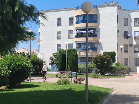 Amplio piso con terraza, cochera y trastero en Miralbaida (en urbanización ajardinada).