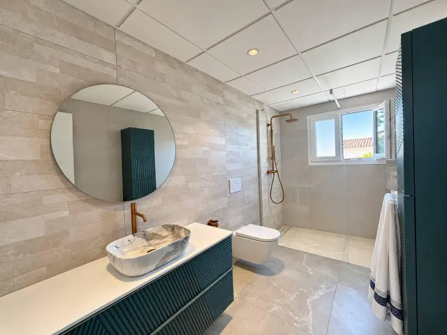 Exclusiva villa de lujo en san juan: dos casas independientes y oasis privado — 34
