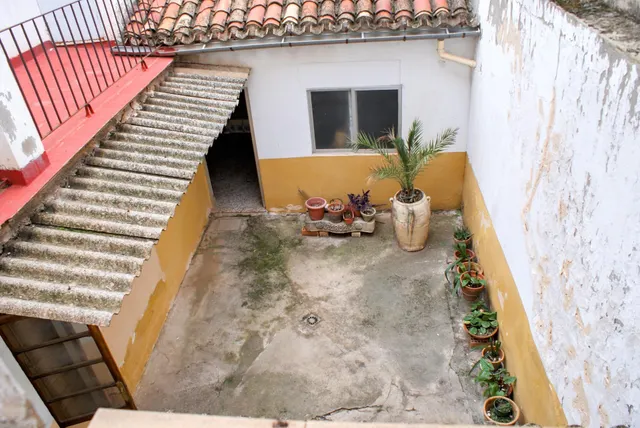 Amplia casa con patio interior en Font de la Figuera — 2