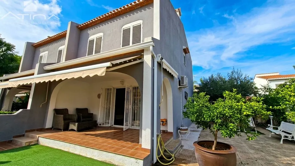 Adosado en Playa de Miramar a 600m del mar, con parcela de 213 m2, piscina comunitaria, barbacoa, chimenea y garaje para varios coches.