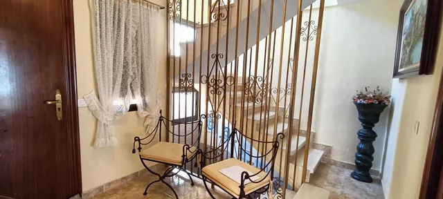 Gran chalet independiente de 3 plantas con dos viviendas y piscina — 25