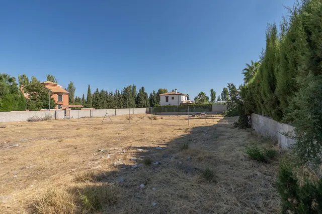 Magnífico solar de 1.002 m2 destinado a chalets individuales en la Urbanización Molino Ato de Otura — 28