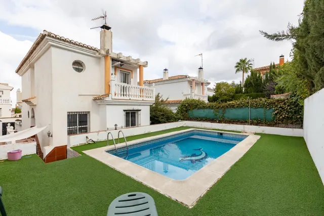 Casa independiente con piscina en La Zubia. — 39