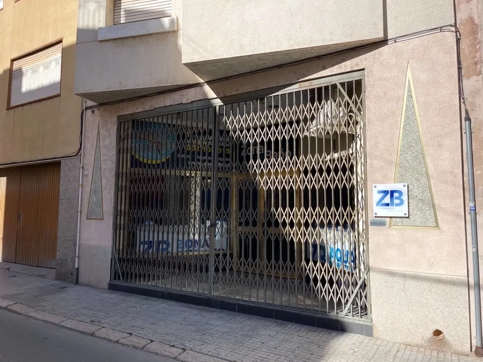 Local céntrico y próximo al rio