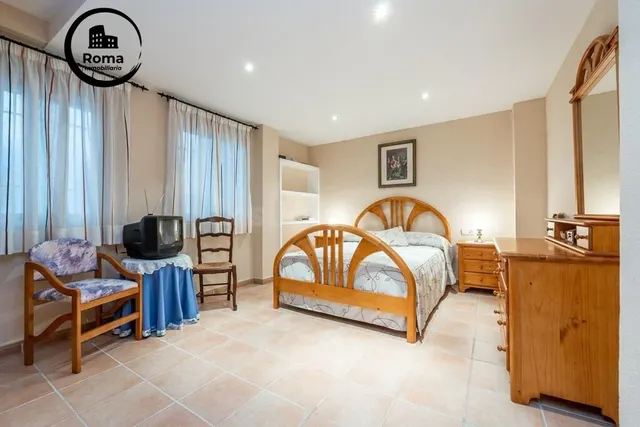 Piso en el centro de Granada, totalmente reformado con dos grandes dormitorios y un baño — 2