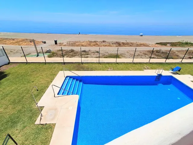 Exclusivo Chalet Pareado en Primera Línea de Playa – Inversi - foto 2