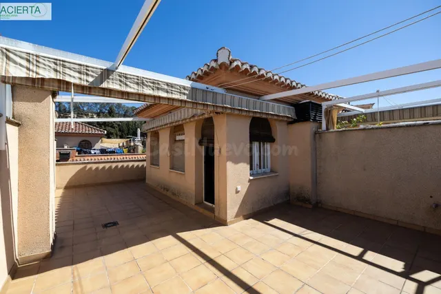 Espectacular casa unifamiliar en recinto cerrado en Granada 