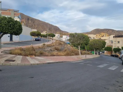 Solar en la zona de chalet de las colinas, aguadulce !!!
