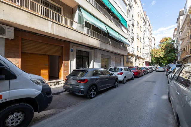 Local comercial junto a calle Alhamar. Ideal para oficina, d