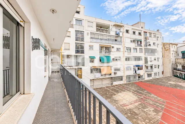 Piso con gran potencial de reforma en ruzafa – 4 habitaciones y 2 balcones — 38