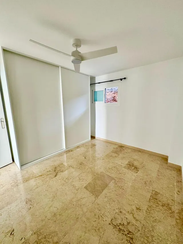Fantástico apartamento en alquiler de larga duración en primera línea de playa en Puerto Adriano. — 17