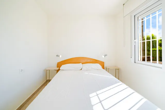 Villa independiente con piscina y 893 m2 de parcela en Benicàssim: espacio, diseño y privacidad — 29