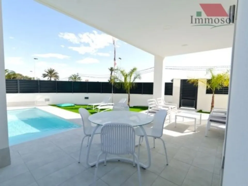 MAGNÍFICA VILLA EN LA MARINA, A PIE DE PLAYA