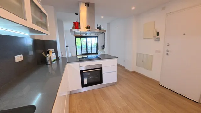 Amplio apartamento de esquina en planta baja con parcela y estudio exterior — 17