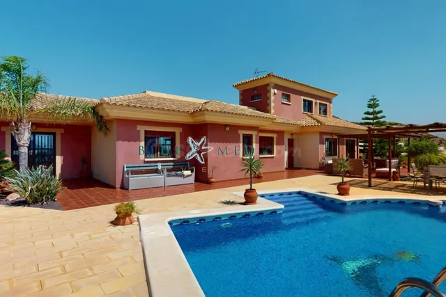 Espectacular villa con vistas panorámicas al mar y la montañ - foto 2