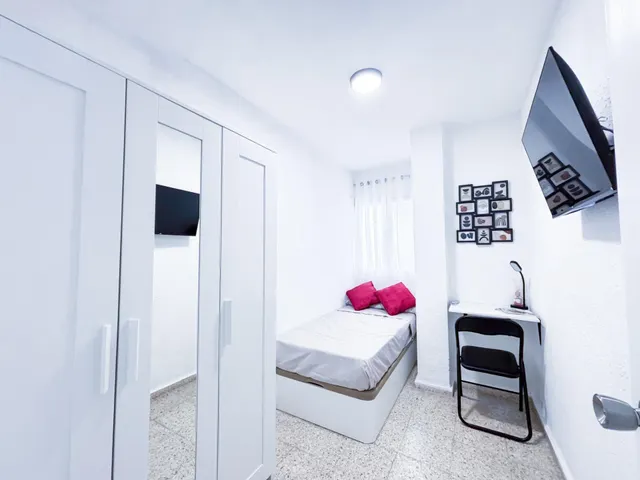 **Piso totalmente reformado de cuatro habitaciones y un baño** — 18