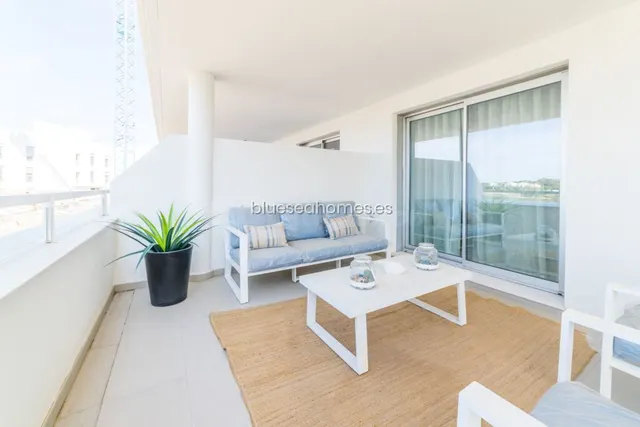 Venta de piso con tres dormitorios en Estepona, Málaga, Cost - foto 2