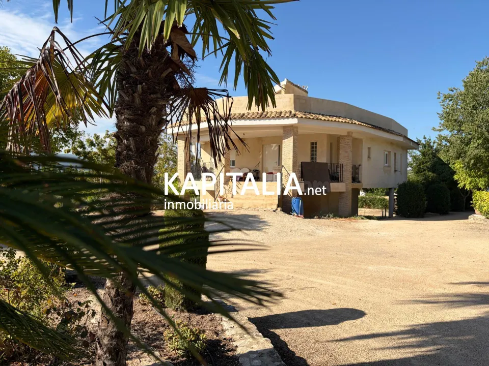 Chalet en venta en Ontinyent, a un paso del casco urbano y con bonitas vistas a la montaña.