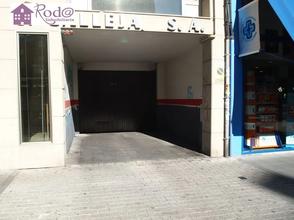 ALQUILER DE PLAZAS DE GARAJE EN AVENIDA COMPOSTILLA Nº 10 - 12