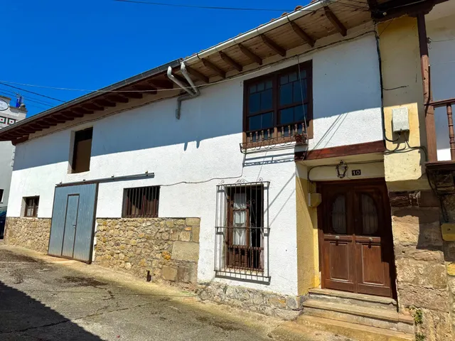 CONJUNTO DE EDIFICACIONES CON TERRENO URBANO EN LA REVILLA. — 6