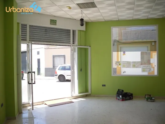 SE VENDE LOCAL DIAFANO DE ESQUINA CON GRANDES CRISTALERAS Y ACONDICIONADO EN  CTRA. OLIVENZA. — 3