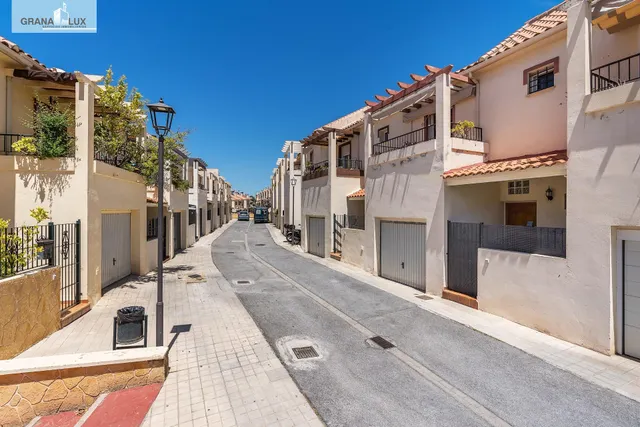 ADOSADA EN URBANIZACIÓN EN HUETOR VEGA — 48