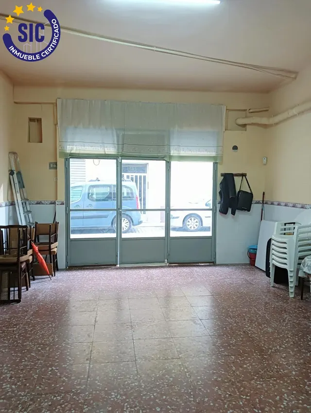 LOCAL COMERCIAL EN PROCESO DE CAMBIO A VIVIENDA CON PLAZA DE GARAJE — 12