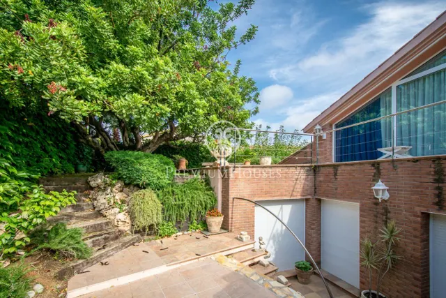 Preciosa casa de lujo en venta con vistas al mar y piscina en Calella — 34