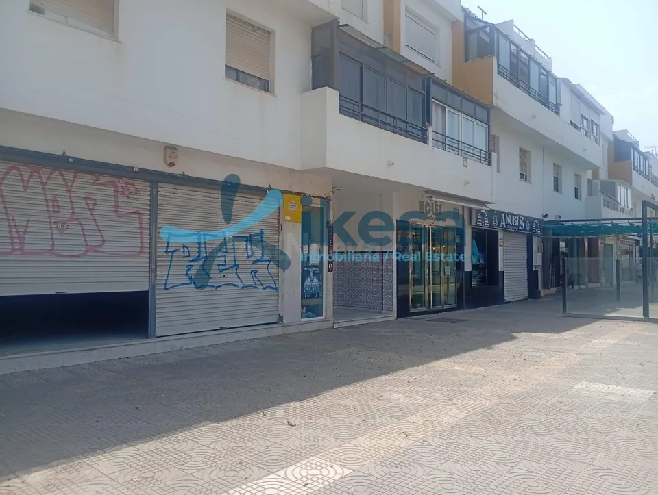 Oportunidad de Inversión: Local Comercial en Roquetas de Mar