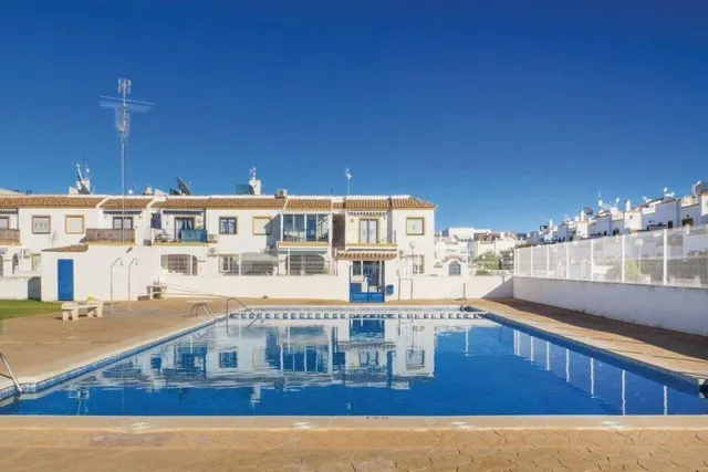 Casa adosada en buen estado (aprox. 87 m2) en el popular Jardín del Mar XIII. Terraza orientada al suroeste frente a la casa, azotea, gran piscina comunitaria y cerca de colegios y supermercados. — 23