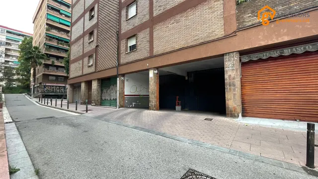 Plaza de parking para coche pequeño o 2 motos — 7