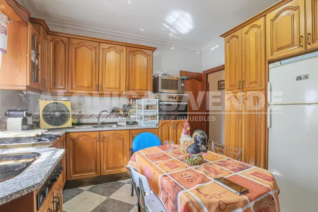 ¡Gran Oportunidad de Inversión! Parcela urbana de 2.400 m2 segregable en 3 parcelas de 800 m2 con chalet existente en Urb. Santa Genoveva — 28