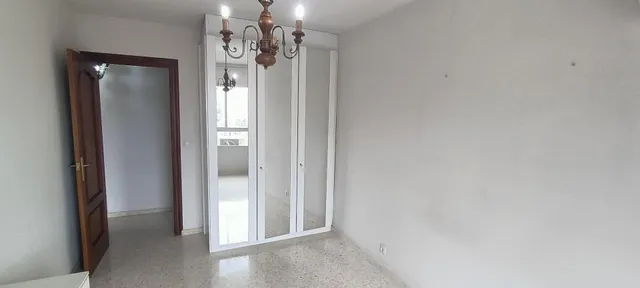 Piso de 3 dormitorios con piscina y garaje en urbanización cerca de la playa — 11
