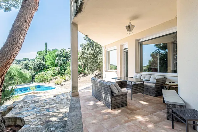 VIVIENDA DE DISEÑO CON PISCINA PRIVADA EN LA URBANIZACIÓN JA - foto 3