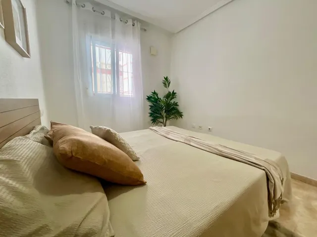 Gran apartamento en Torrevieja: 1 baño, 1 aseo — 25