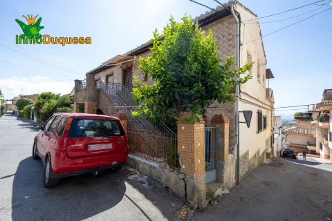 Casa en esquina en el Barrio de Monachil (Son 3 viviendas independientes).
