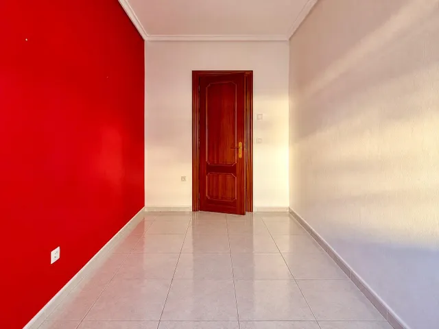 Piso exterior de 4 habitaciones con balcón junto a la playa de Las Arenas, Valencia — 10