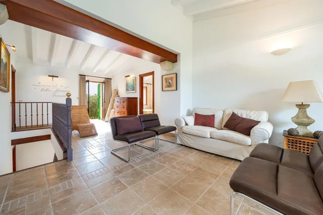 Finca mallorquina con carácter, jardín mediterráneo y vistas a la Serra de Tramuntana · Biniali — 26