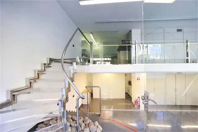 LOCAL HABILITADO PARA OFICINAS CON 3 ALTURAS EN EL CENTRO DE - foto 2